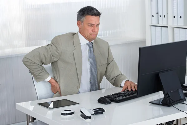 Empresario que sufre de dolor de espalda — Foto de Stock