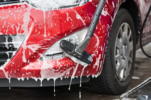 Автомобиль промывают чистящей щеткой — стоковое фото