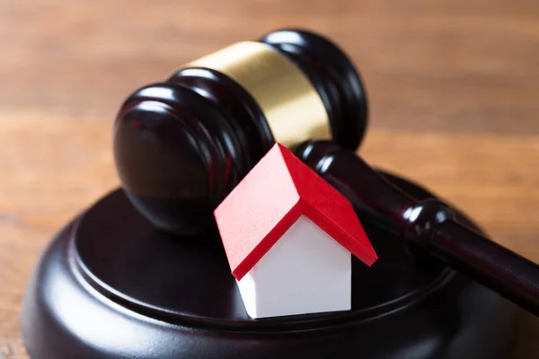 Mallet With House Model On Table In Courtroom — Stock Photo, Image