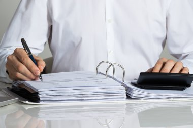 işadamı hesaplamak fatura masasında