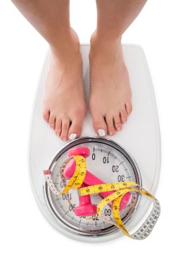 Ağırlık ölçekte adım kadın