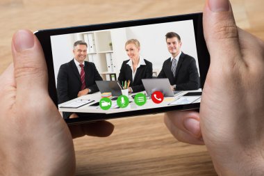 işadamı meslektaşları ile video konferans