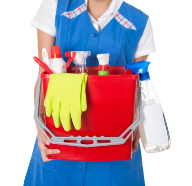 Kadın hademe kova taşıyan