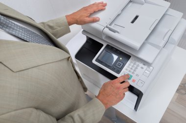 Office yazıcı düğmesine basarak işadamı