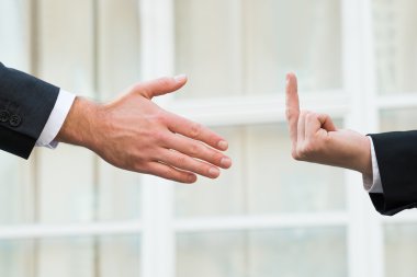 Orta parmak ortağına gösterilen işadamı