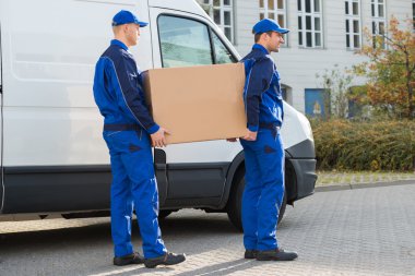 Teslimat adam karton kutu taşıyan