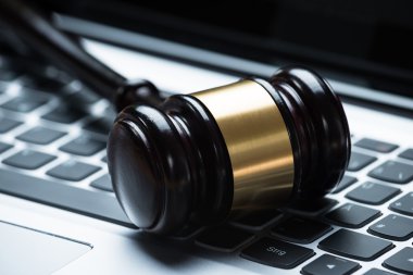 laptop klavye üzerinde çekiç