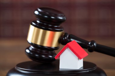 Ev modeli üzerinde tablo ile çekiç