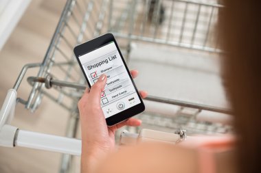 Kadın alışveriş listesi smartphone cep telefonu ile kontrol