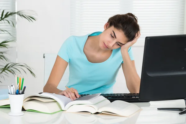 Estudante cansado estudando em casa — Fotografia de Stock