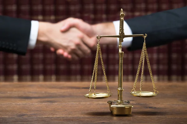 Rättvisa skala på bord med domare — Stockfoto