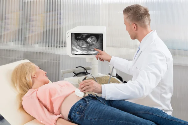 Transducteur d'ultrasons en mouvement du médecin — Photo