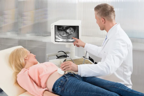 Dokter bewegende echografie Transducer — Stockfoto