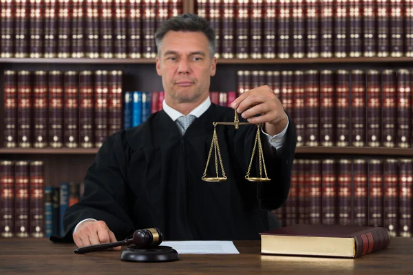 Judge Holding Justice Scale — Stock Photo, Image