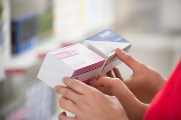 Paar Holding Capsule pakketten — Stockfoto