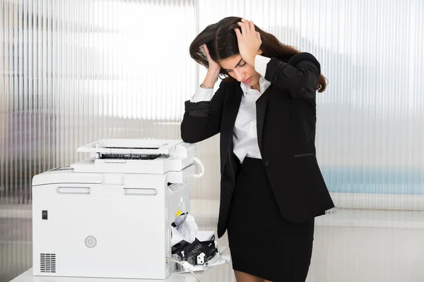 Mujer de negocios irritada mirando a la impresora —  Fotos de Stock