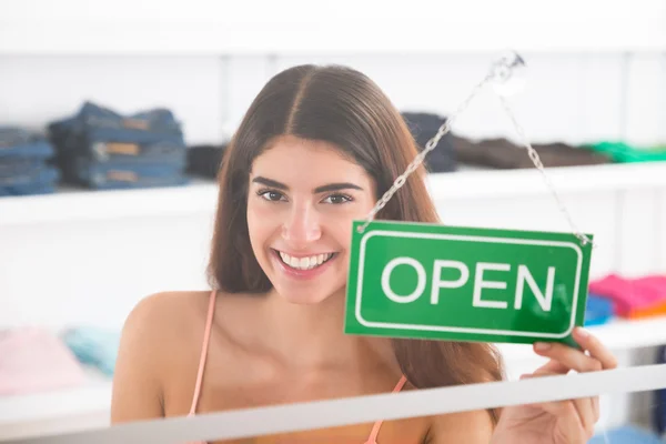 Kvinnliga ägare anläggningen öppen tecken — Stockfoto
