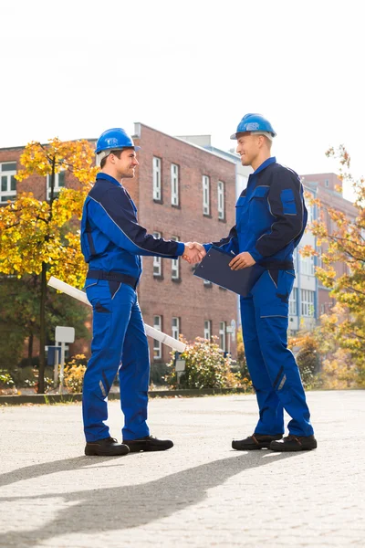 Architects Shaking Hands Outdoors — Stock Photo, Image