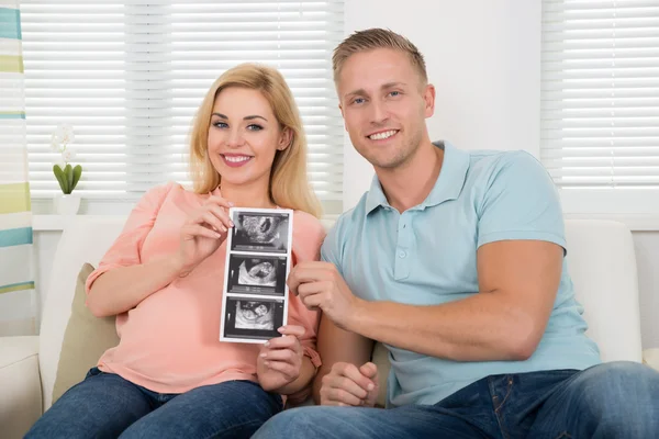 Casal mostrando ultra-som Scan — Fotografia de Stock