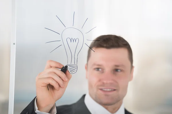 Affärsman ritning glödlampa — Stockfoto