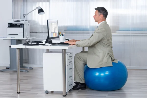 Businessman Using Computer — Stock Photo, Image