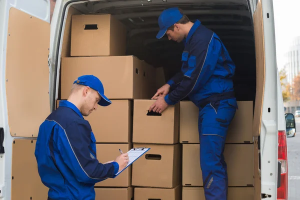 Leveringsmensen vakken te lossen — Stockfoto