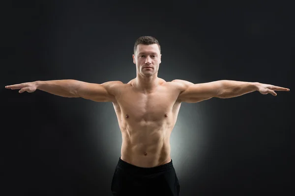Уверенный мускулистый человек — стоковое фото