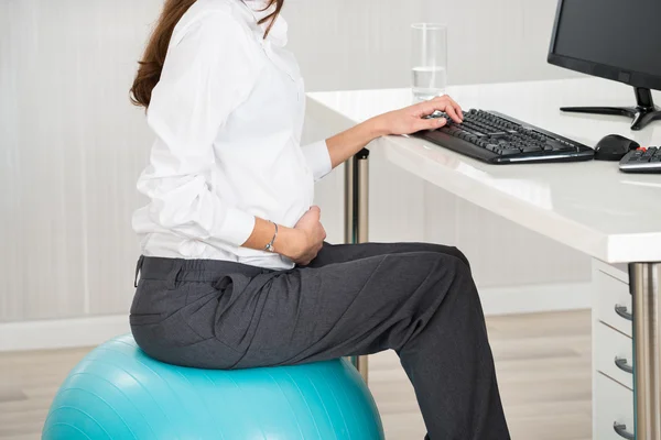 Έγκυος γυναίκα χρησιμοποιώντας υπολογιστή — Φωτογραφία Αρχείου