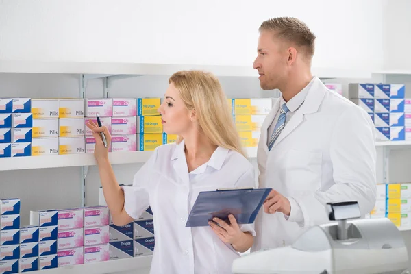 Farmacéuticos revisando inventario — Foto de Stock