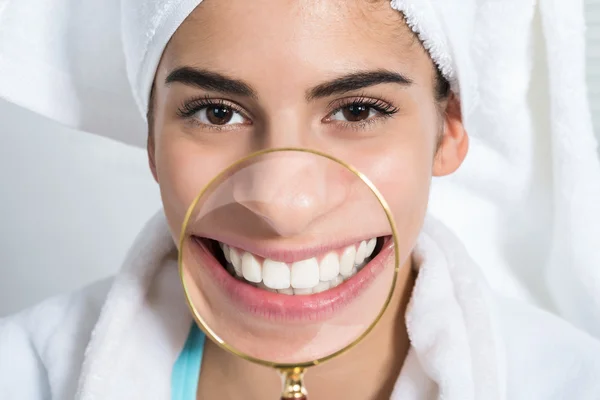 Boldog asszony találat, fehér fogak — Stock Fotó