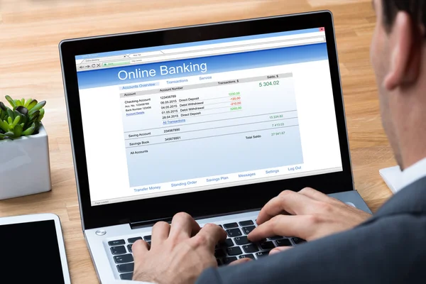 Uomo d'affari che fa online banking — Foto Stock