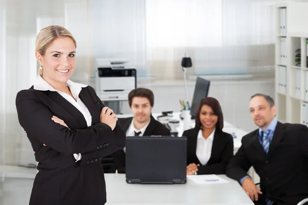 Zakenvrouw en haar collega 's — Stockfoto