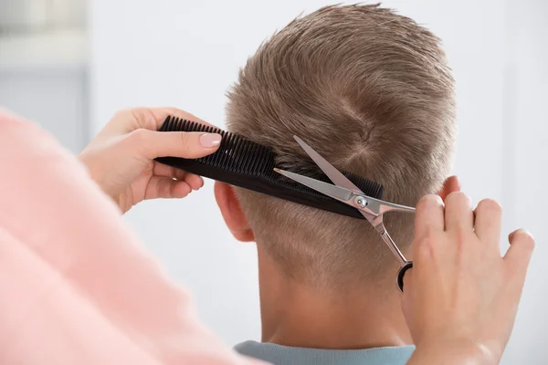 Mann bekommt Haarschnitt — Stockfoto
