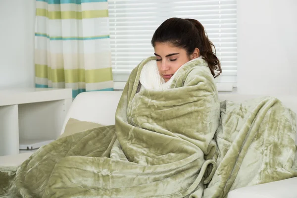 Mulher que sofre de frio — Fotografia de Stock