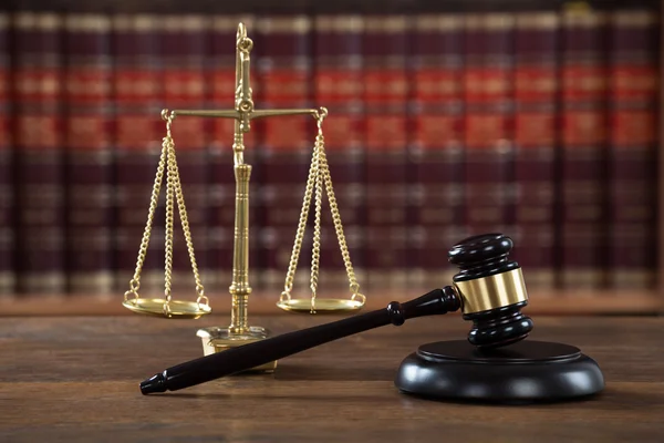 Mallet And Justice Scale — Stock Photo, Image