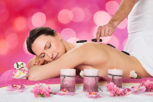 Mujer recibiendo terapia de piedra caliente — Foto de Stock