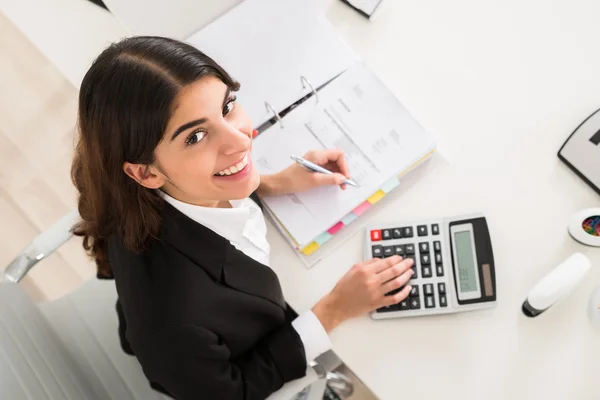 Femme d'affaires faisant le calcul financier — Photo