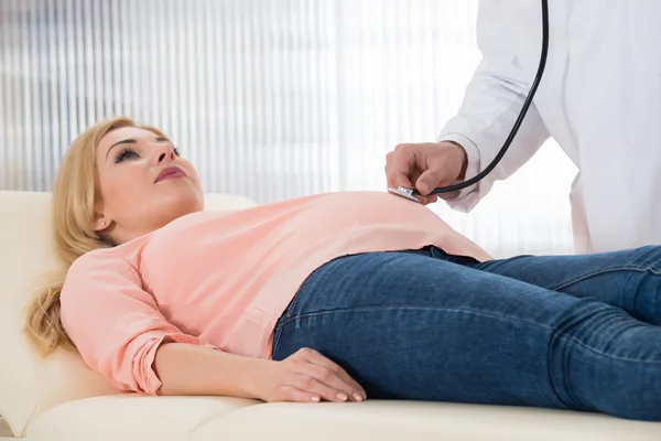 Médico examinando mulher grávida — Fotografia de Stock