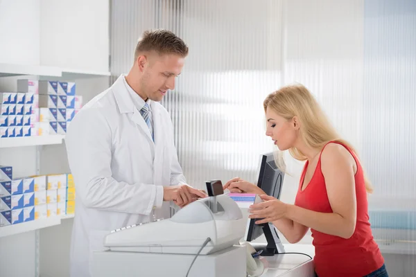 Woman Consulting Pharmacist — Φωτογραφία Αρχείου