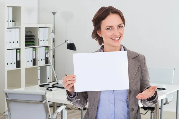 Geschäftsfrau mit leerem Schild — Stockfoto