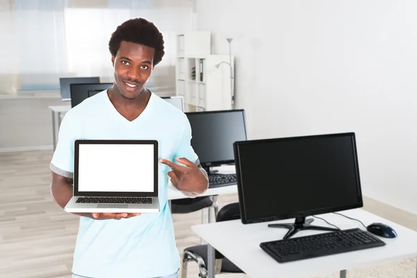 Mannelijke verpleegster wijzend op Laptop — Stockfoto