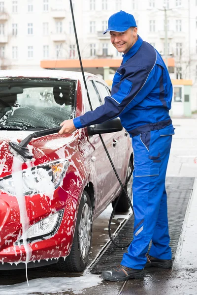 Säker manlig arbetstagare tvätta bil — Stockfoto