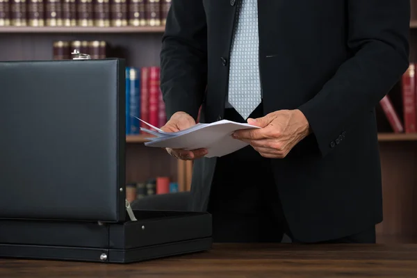 Anwalt bewahrt Dokumente in Aktentasche auf — Stockfoto