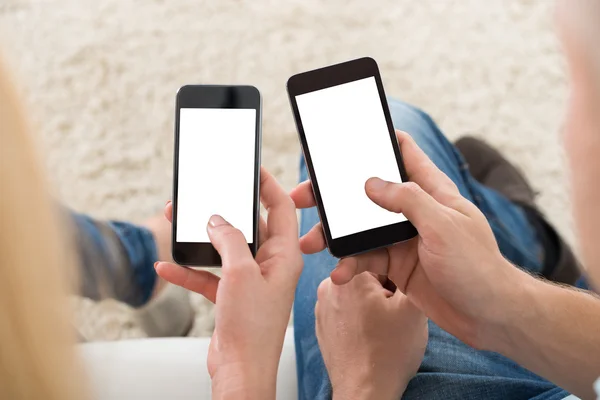 Çift kullanarak akıllı telefonlar — Stok fotoğraf