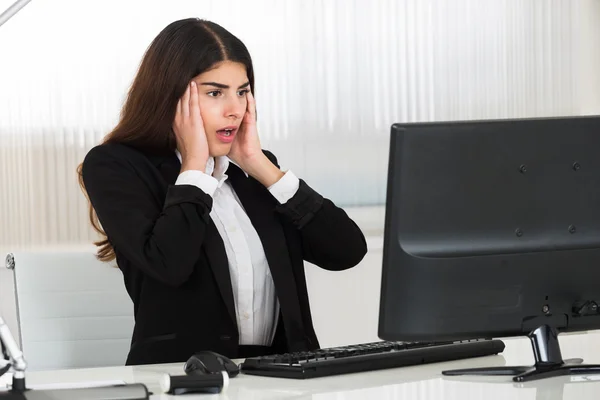 Mulher de negócios chocada olhando para o computador — Fotografia de Stock