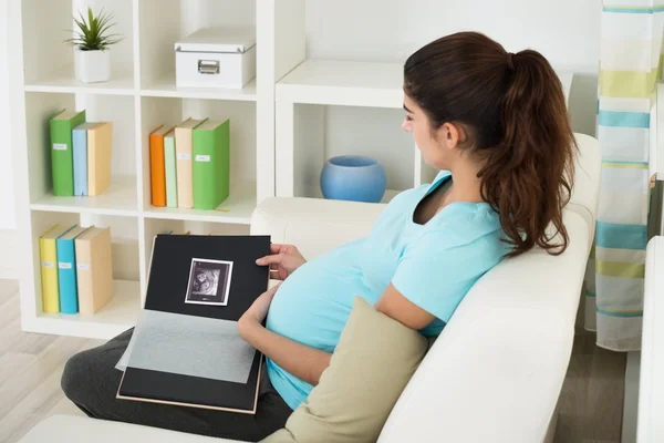 Donna incinta guardando ecografia — Foto Stock