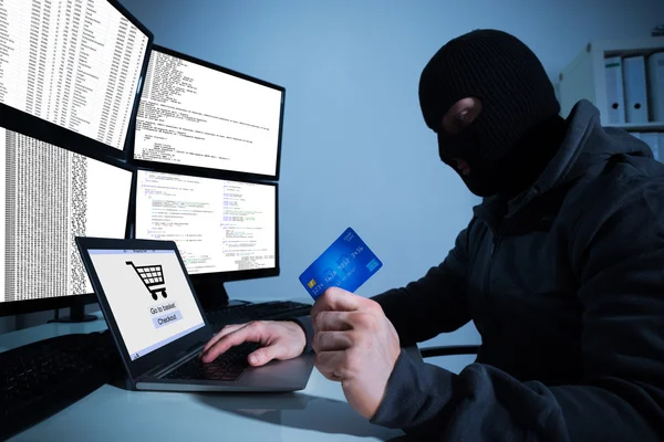 Hacker Segurando cartão de crédito — Fotografia de Stock