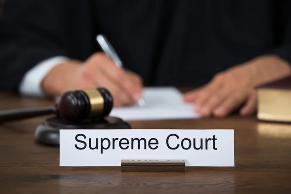 Supreme Court Nameplate With Judge — Stock Photo, Image