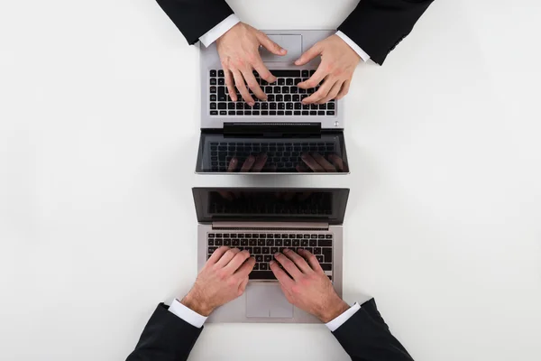 Biznesmenów za pomocą laptopów — Zdjęcie stockowe