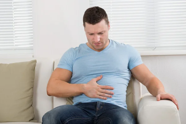 Hombre con dolor de estómago — Foto de Stock